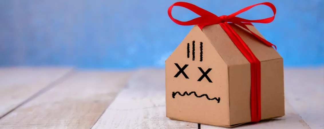 Casuta din carton cu fata bolnava desenata