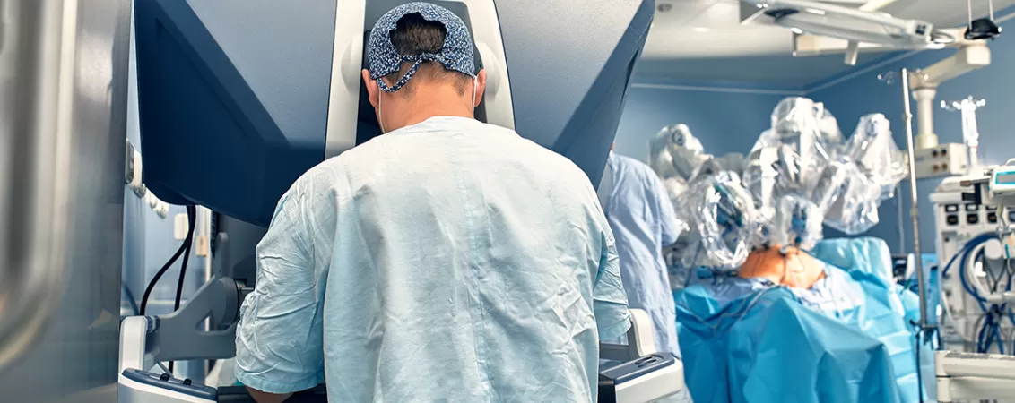 Chirurg la consola unui sistem de chirurgie robotica