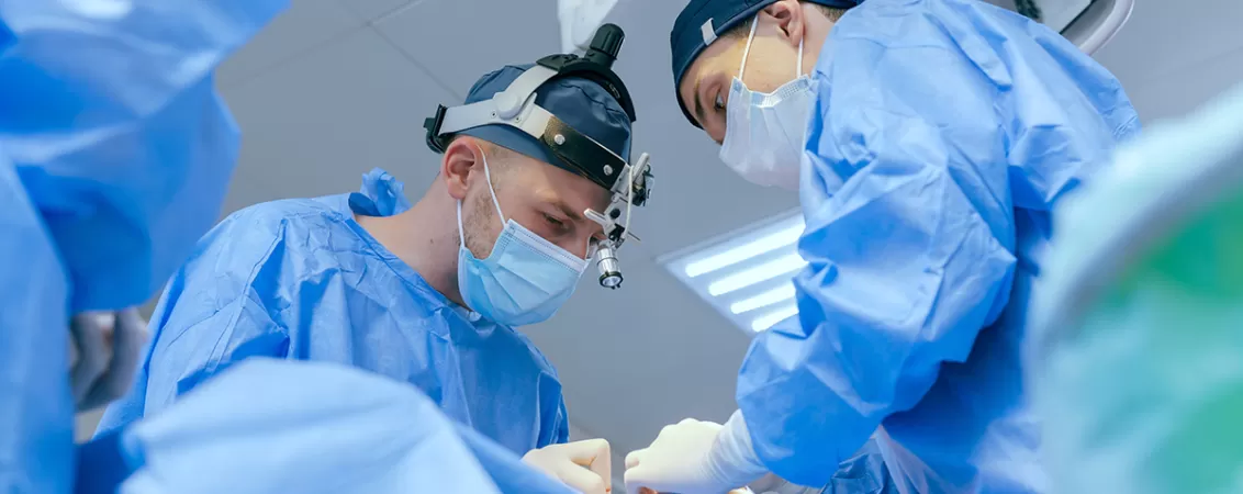 Chirurgi in timpul operatiei