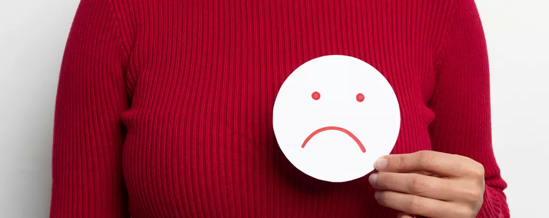 Concept de durere in piept la o femeie, evidentiind zona inimii si a sanilor pentru simptome cardiovasculare sau mamare