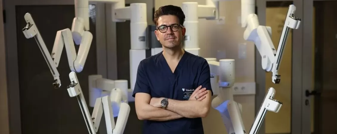 Dr. Maximilian Muntean, MedLife Cluj, cu robotul da Vinci in fundal