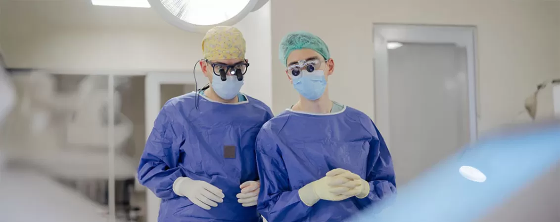 Dr. Maximilian Muntean și dr. George Muntean în timpul operației.