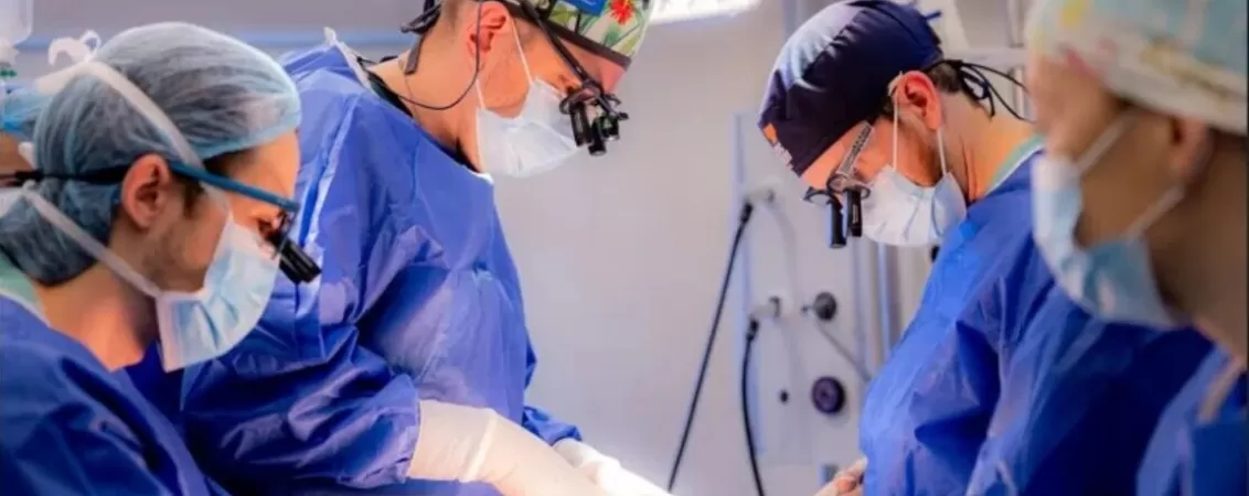 Echipa de chirurgi in timpul primei operatii de reconstructie mamara asistata robotic la MedLife Cluj 