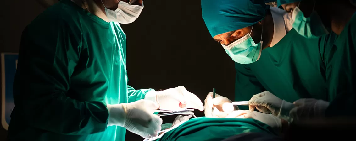 Echipa de chirurgi in timpul unei interventii de chirurgie cardiovasculara.