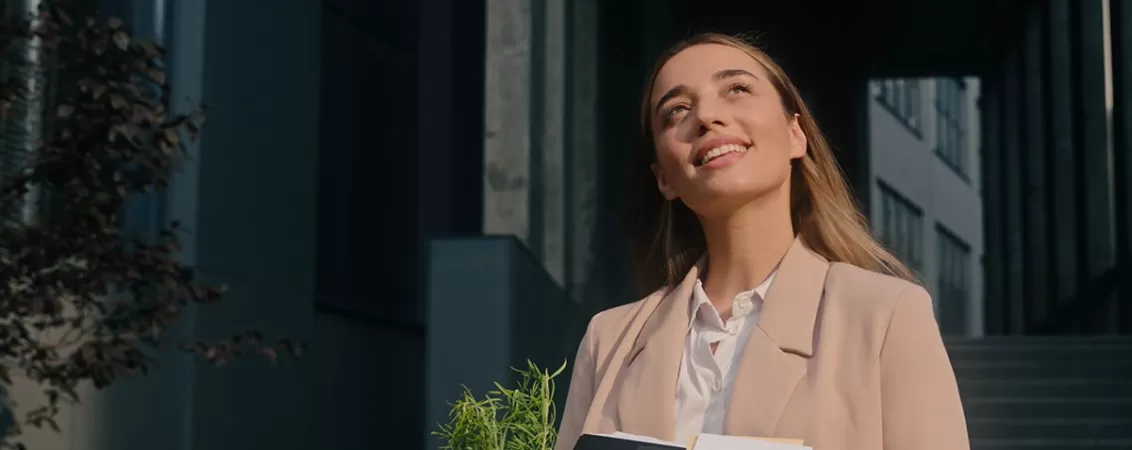 Femeie caucaziana fericita si zambitoare, plina de energie pozitiva, surprinsa in moment de bucurie dupa ce a fost eliberata de stres sau griji, intr-un cadru luminos si optimist.