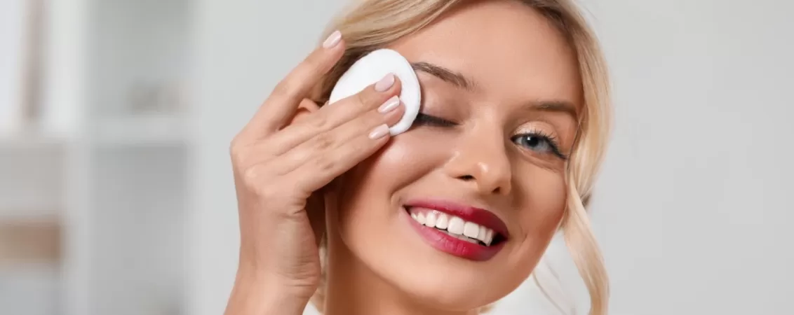 Femeie frumoasa care se demachiaza