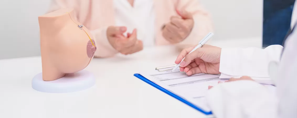 Femeie in varsta la consultatie cu medicul, examinare a sanilor pentru screening sau evaluarea sanatatii mamare