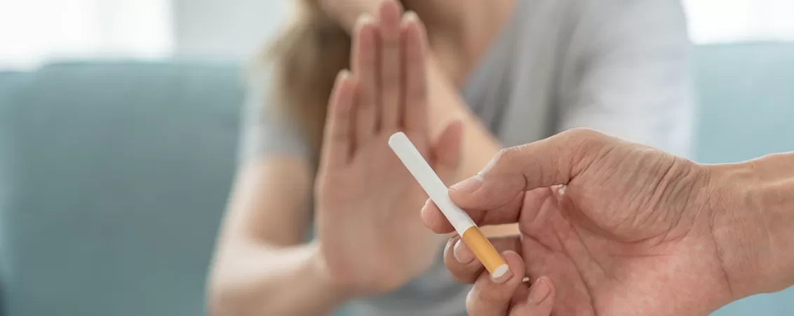 Femeie refuzand sa fumeze inainte de analize