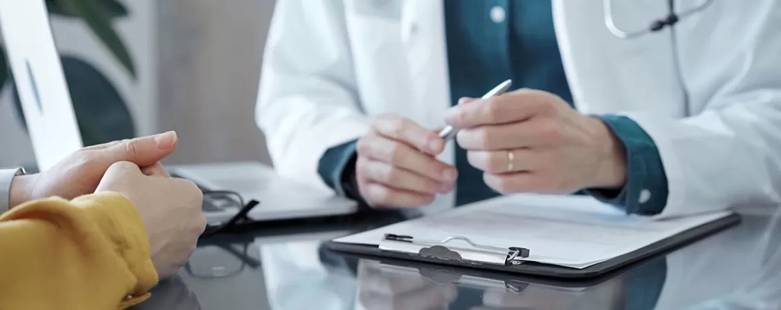 Medic discutand cu un pacient rezultatele negative ale analizelor