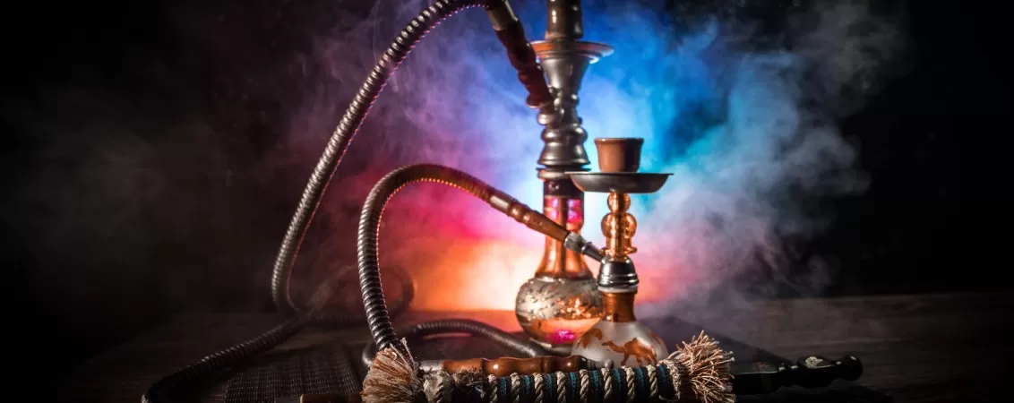 Narghilea inconjurata de fum