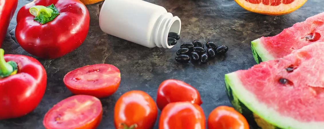 O selectie de alimente bogate in licopen, incluzand rosii proaspete, pepene rosu si ardei, asezate pe un fundal luminos pentru a evidentia culorile naturale si sanatatea lor nutritiva.