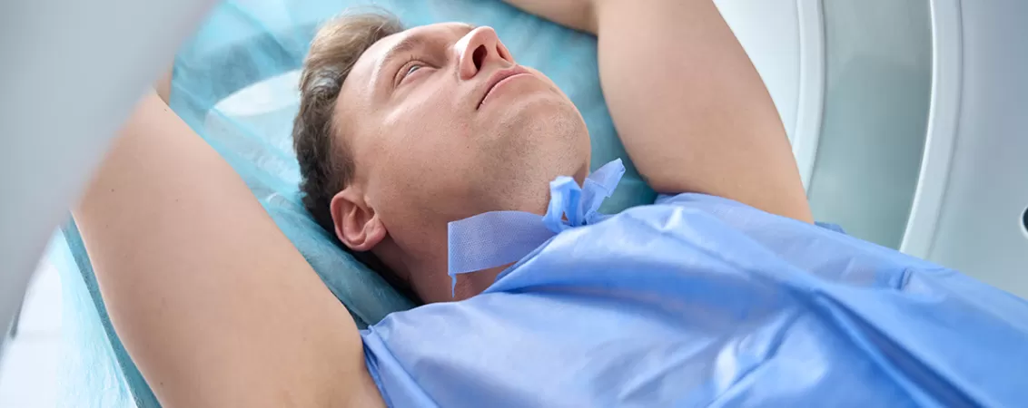 Pacient in timpul unei tomografii computerizate