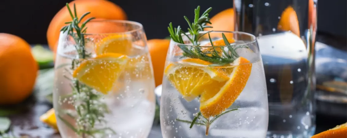 Pahare cu apa carbogazoasa si suc de portocale