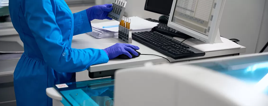 Specialist medical care introduce datele unei probe de urina in sistem, ca parte a procesului de analiza si diagnostic de laborator