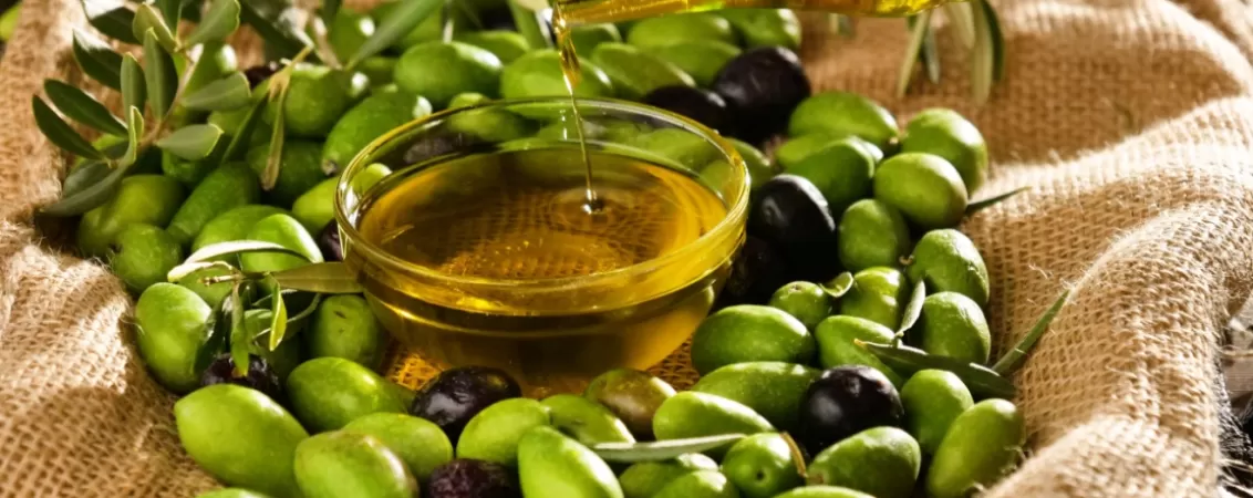 Ulei se masline inconjurat de masline
