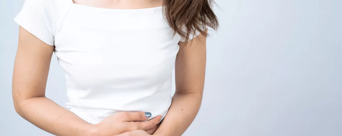 Femeie cu dureri cauzate de endometrioza