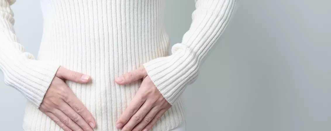 Femeie cu dureri cauzate de endometrioza