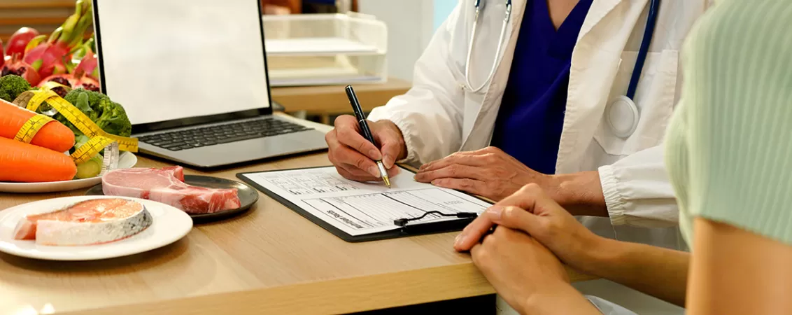 Medic oferind recomandari nutritionale unui pacient, analizand planul alimentar si explicand importanta unei diete echilibrate pentru mentinerea starii de bine.