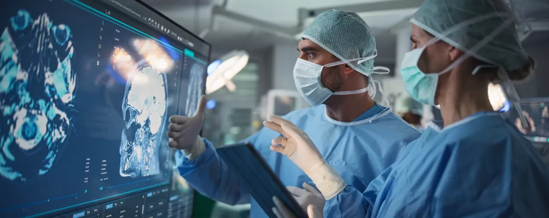 Medici analizand imagini obtinute prin imagistica inainte de o interventie chirurgicala de urgenta