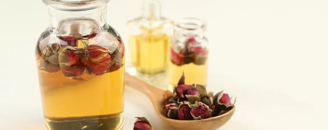 Sticlute cu ulei de parfum si trandafiri uscati