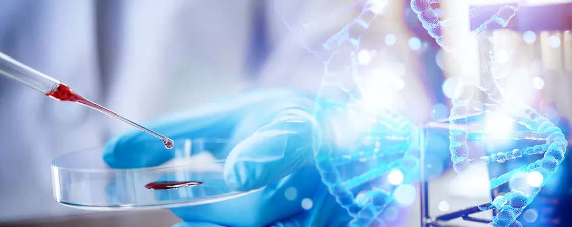 Tehnician de laborator analizand sange pentru un test genetic pentru cancer.