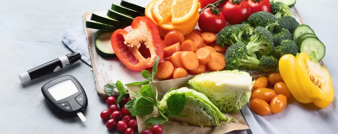 Alimente sanatoase cu indice glicemic redus, incluzand legume, cereale si produse naturale, prezentate pentru o dieta echilibrata.