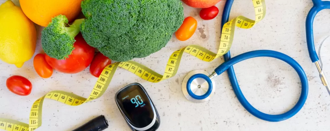 Alimente sanatoase, inclusiv legume proaspete si produse echilibrate nutritional, ilustrand o dieta controlata pentru mentinerea glicemiei in limite normale.