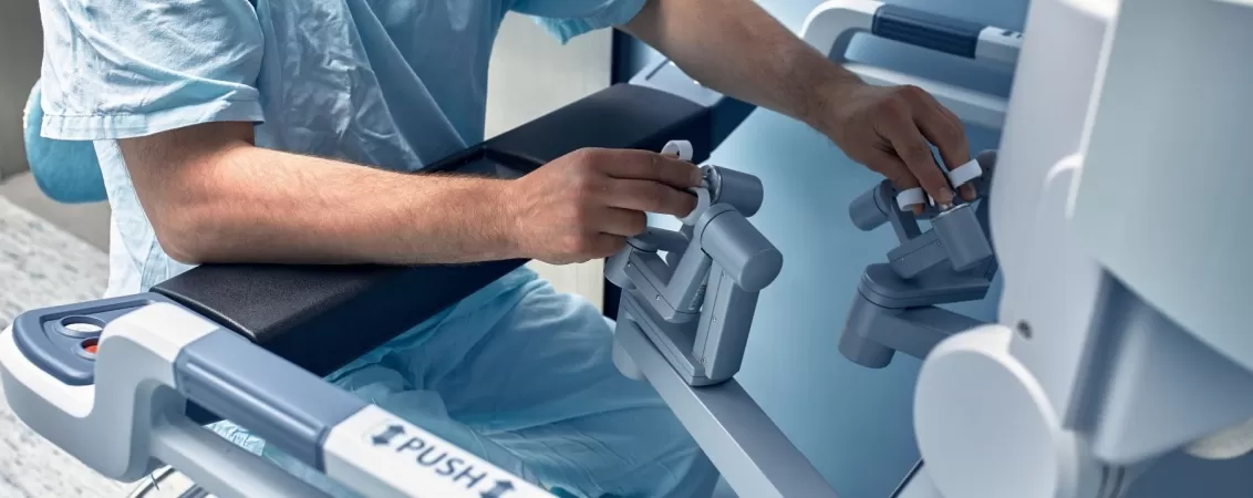 Chirurg la consola sistem robotic