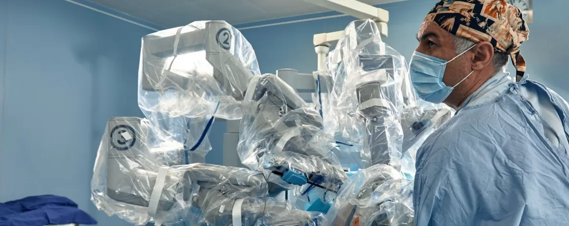 Chirurg operand cu sistemul da Vinci