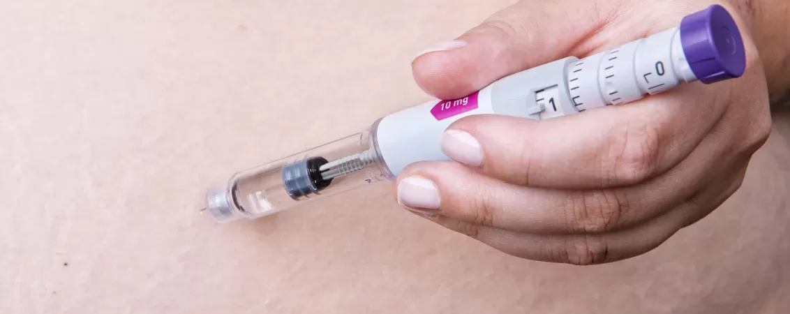 Persoana injectand Mounjaro pentru pierdere in greutate