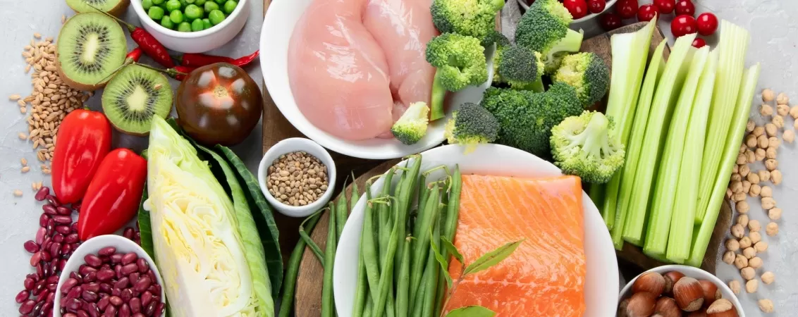 Selectie de alimente cu indice glicemic scazut asezate pe fundal gri, evidentiind optiuni nutritive potrivite pentru controlul glicemiei si pentru un stil de viata sanatos.