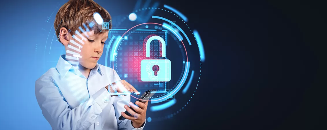 Baiat concentrat care foloseste un smartphone si atinge ecranul cu degetul, fiind atent la aplicatiile digitale.