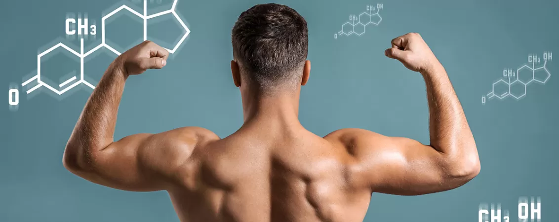 Barbat incordandu-si muschii, cu formula chimica a testosteron in fundal