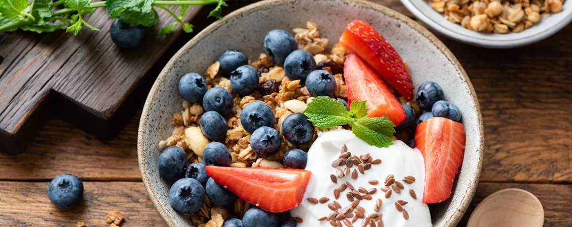 Bol cu iaurt grecesc, granola si fructe