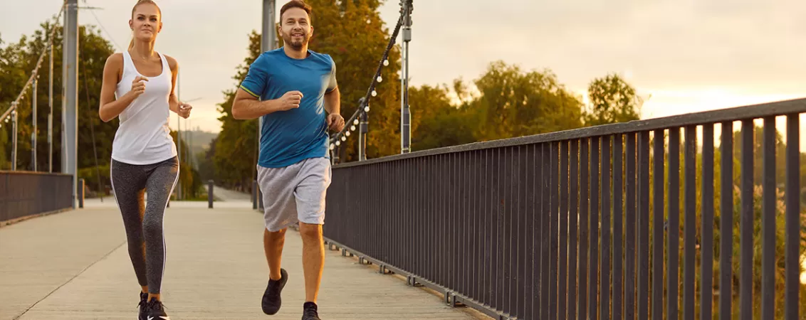 Cuplu facand sport dimineata