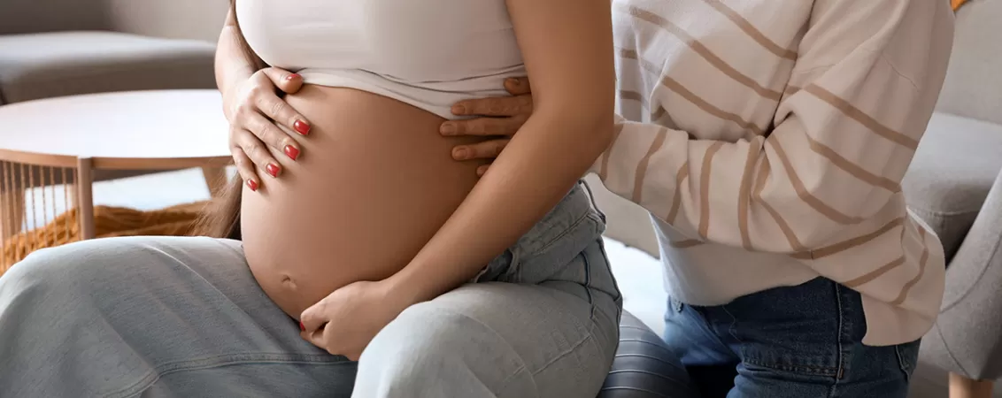 Doula langa o femeie insarcinata.