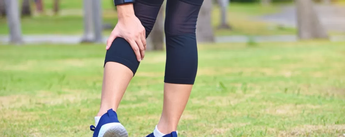 Femeie tanara simte durere in spatele genunchiului in timpul unei probleme articulare medicale