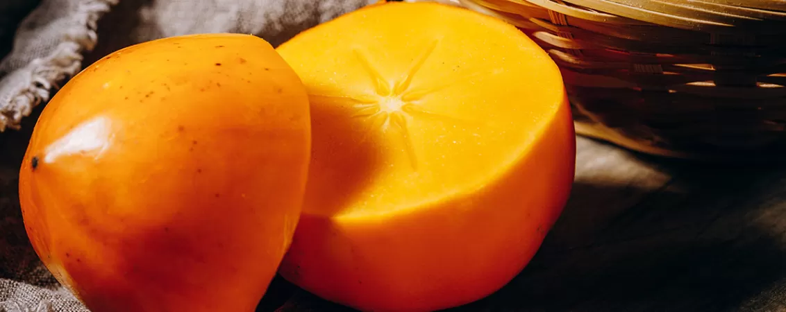 Fruct de kaki taiat in jumatate