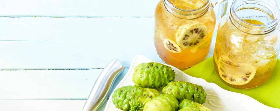 Fructe noni si cani cu suc de noni.