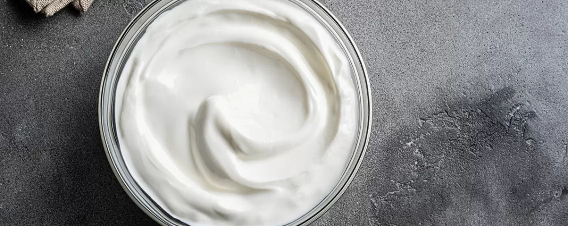 Iaurt grecesc intr-un bol.