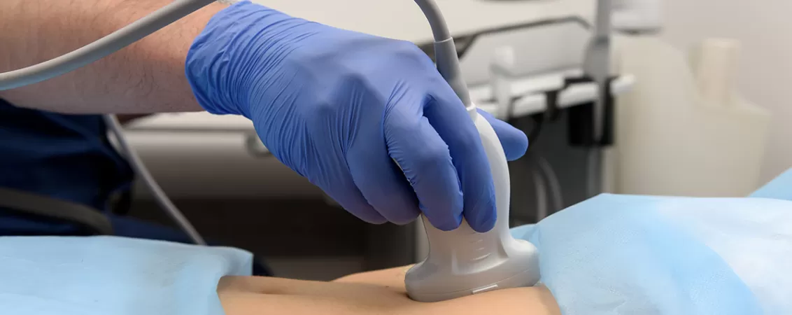 Medic efectuand o ecografie