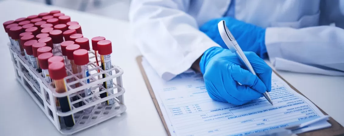 medic specialist completand o fisa medicala cu datele obtinute in urma analizelor de laborator