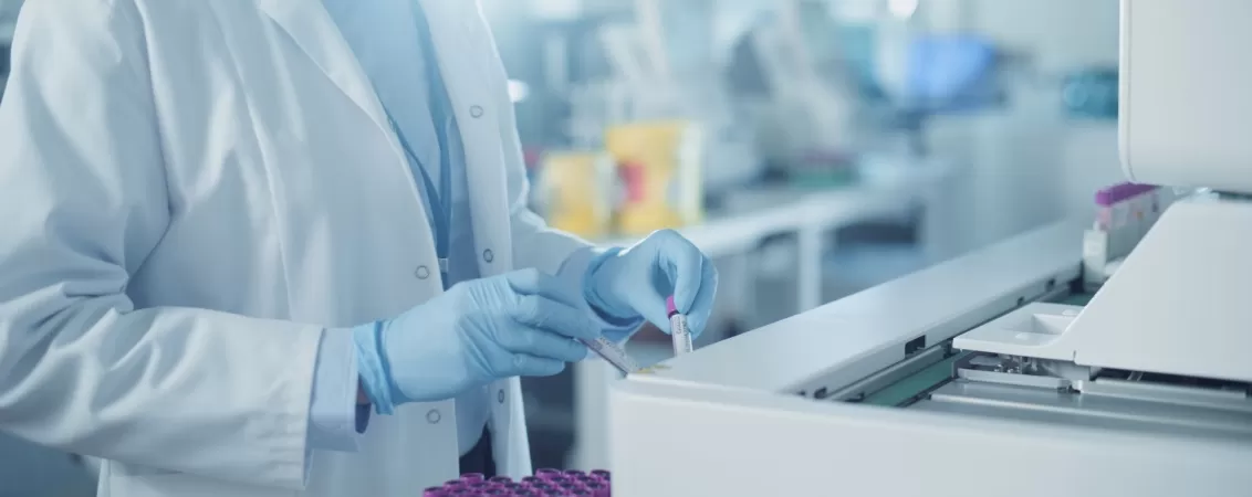 medic specialist in medicina de laborator pregatit sa analizeze niste probe de sange.