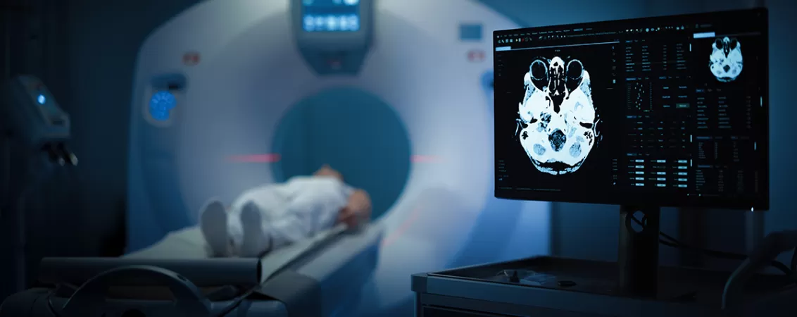 Pacient in timpul unui RMN sau CT