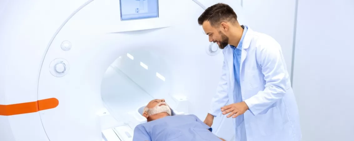 Pacient varstnic inainte de tomografie computerizata