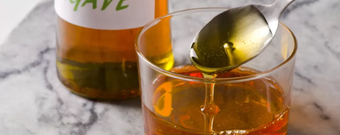 Sticla si pahar cu sirop de agave