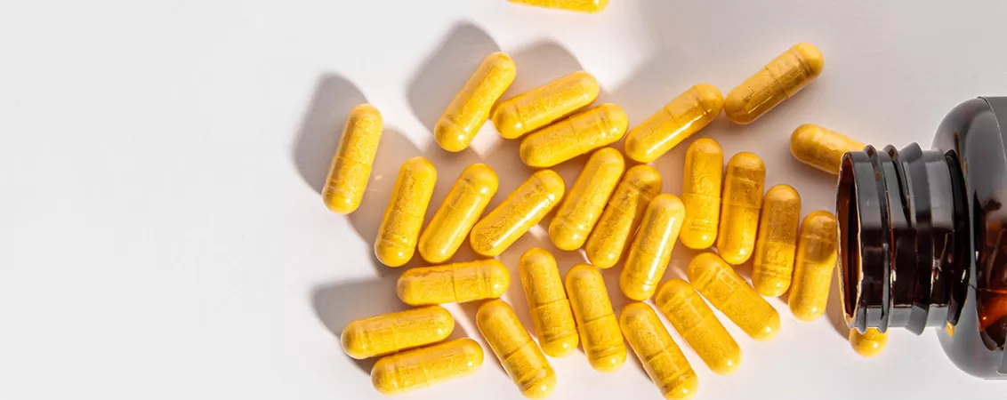 Capsule portocalii imprastiate pe fundal alb.