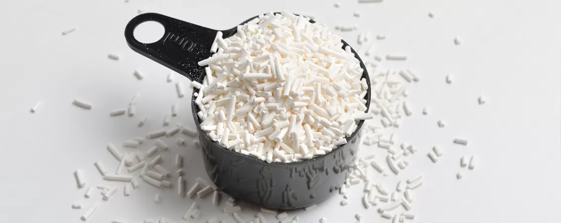 Cristale de sorbat de potasiu, aditiv alimentar utilizat pentru conservarea si prelungirea duratei de valabilitate a produselor.