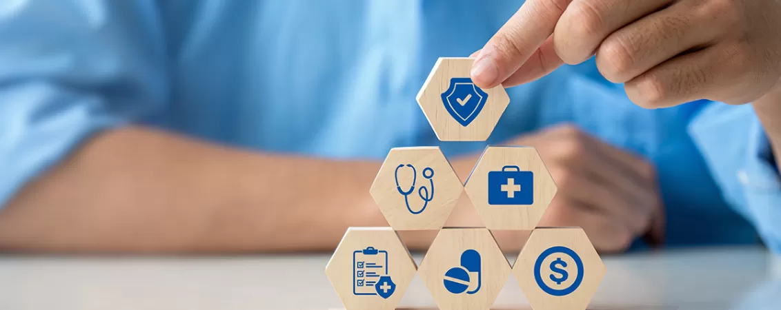 Cuburi din lemn cu simboluri medicale, pentru ilustrare conceptului de servicii medicale
