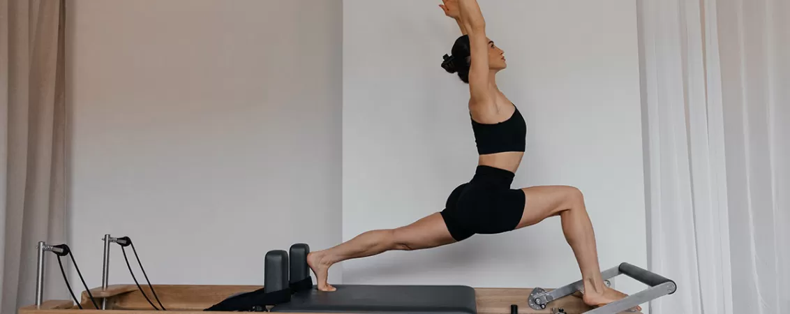 Femeie in timpul unei sedinte de Pilates.